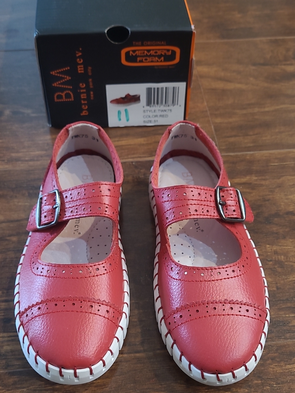 Bernie Mev Girls Red Leather Mary Jane with Memory Foam Size 13/31 Holiday